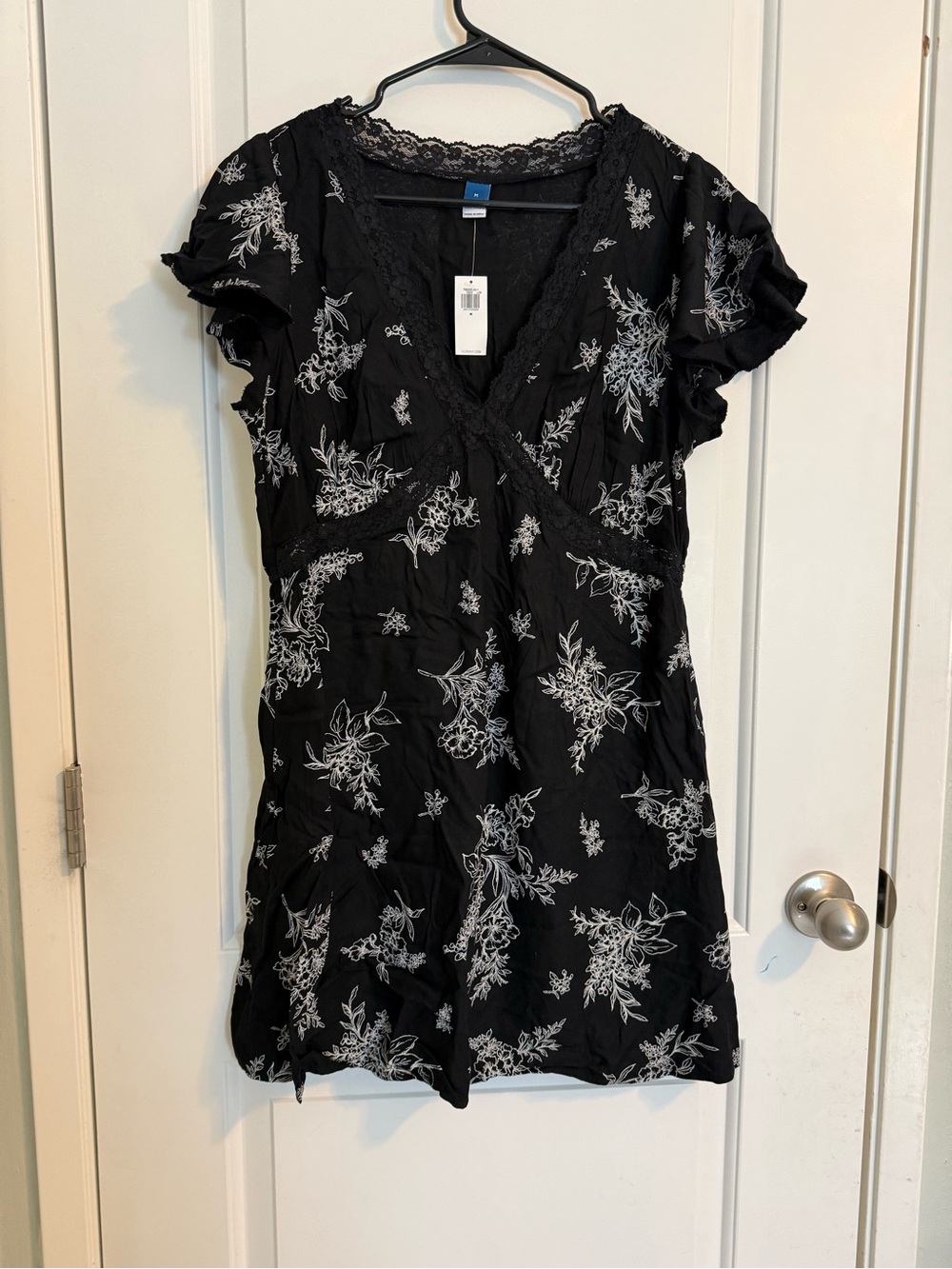 Old Navy Women’s Black Floral Lace-Trim V-Neck Top